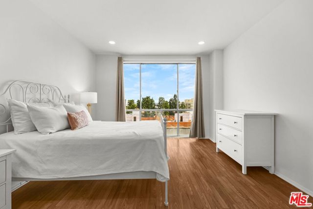 339 N Palm Drive, Beverly Hills CA: https://media.crmls.org/mediaz/d30e1550-0194-4970-977a-92260da858ad.jpg