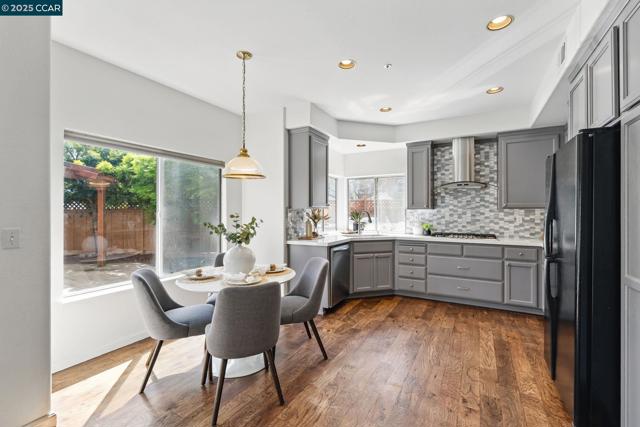 30300 Meridien Cir, Union City CA: https://media.crmls.org/mediaz/d31015f7-3a46-4808-9464-08f080aa72ae.jpg