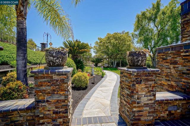 219 Nottingham Pl, Danville CA: https://media.crmls.org/mediaz/d311fd60-947d-4e3e-b4a3-75d2a35bb1e3.jpg