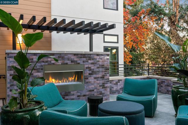 210 Lafayette Circle, Lafayette CA: https://media.crmls.org/mediaz/d3125235-6fd4-4d09-80ef-bbc5303f02ba.jpg