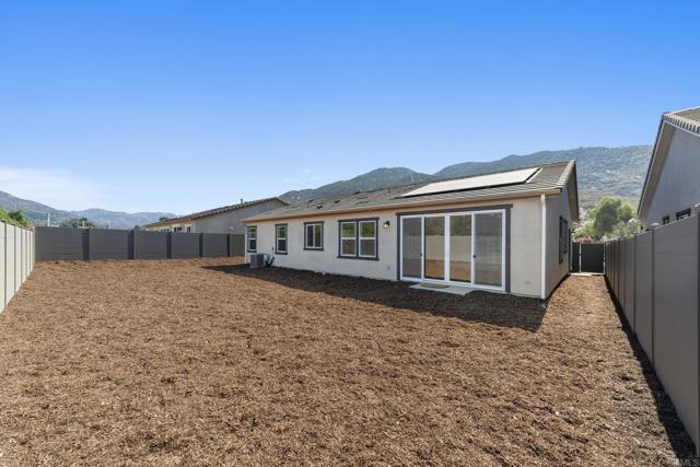 3501 Foxley Dr, Escondido CA: https://media.crmls.org/mediaz/d3125802-a4d0-4bbb-99b9-654583fd18fc.jpg