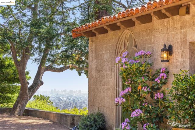 2900 Buena Vista Way, Berkeley CA: https://media.crmls.org/mediaz/d315741c-15e3-4f6a-b7d0-9359eb250e8f.jpg