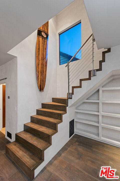 4616 Roma Court, Marina del Rey CA: https://media.crmls.org/mediaz/d315d209-0a65-4c9c-b535-e3b42ca5a0a5.jpg
