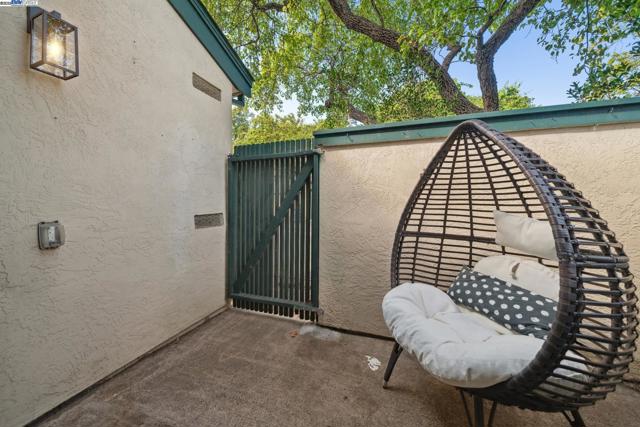 101 Carob Ln, Alameda CA: https://media.crmls.org/mediaz/d3175b61-40dc-4333-a578-28a4d4bfe39a.jpg