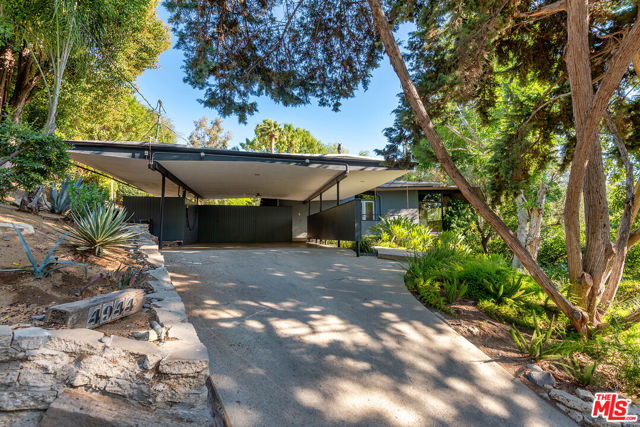 4944 Hood Drive, Woodland Hills CA: https://media.crmls.org/mediaz/d31895fb-ebf0-433c-99c0-ef14c12214e7.jpg
