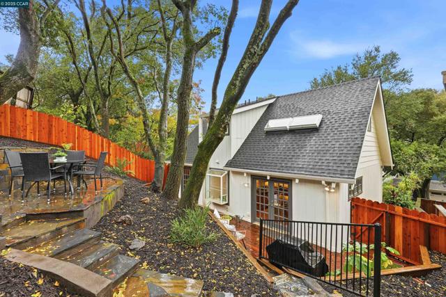 129 Spring Rd, Orinda CA: https://media.crmls.org/mediaz/d31899cb-868c-4471-91fd-b433a4f9d0d4.jpg