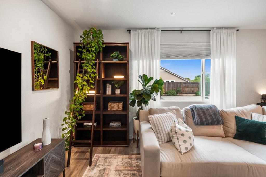 https://media.crmls.org/mediaz/d318a776-ee63-46aa-871c-37b9b376d27c.jpg?preset=X-Large