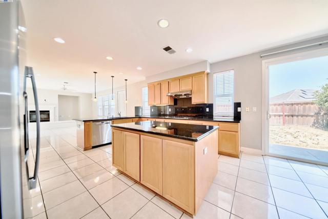 1069 Dry Creek Ct, Lathrop CA: https://media.crmls.org/mediaz/d31942e7-2115-4d16-883f-b6e9cb1b83a6.jpg