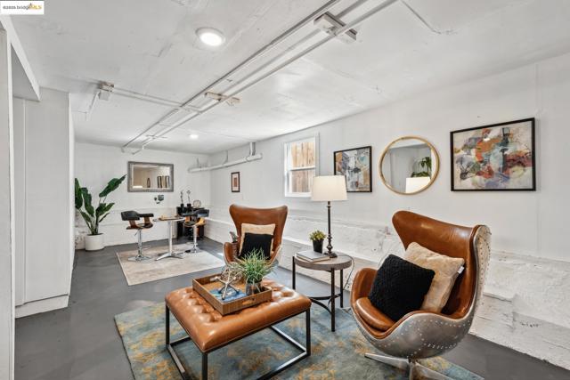 934 Apgar St, Oakland CA: https://media.crmls.org/mediaz/d3196f89-d147-44c9-8971-72d133069f75.jpg