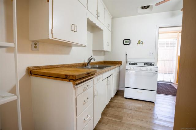 12643 Castle Court Dr, Lakeside CA: https://media.crmls.org/mediaz/d31afe7d-294b-4a77-b96f-db8988a3eb9f.jpg
