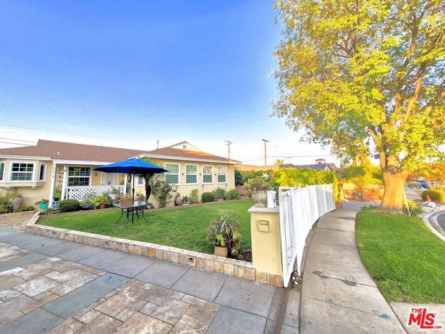 9518 Woodale Avenue photo 2