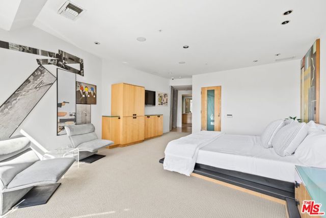 10580 Wilshire Boulevard, Los Angeles CA: https://media.crmls.org/mediaz/d31d6875-c981-491f-8f73-5febcefc71bf.jpg