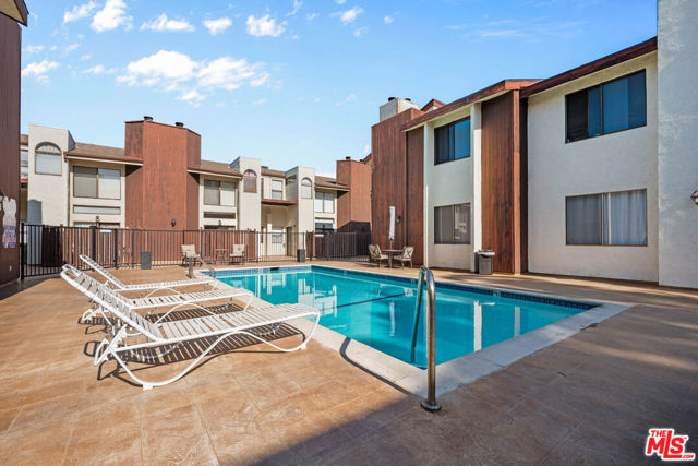 6323 Reseda Boulevard, Tarzana CA: https://media.crmls.org/mediaz/d31ee7eb-d447-49ed-a1c7-9996efb1320b.jpg