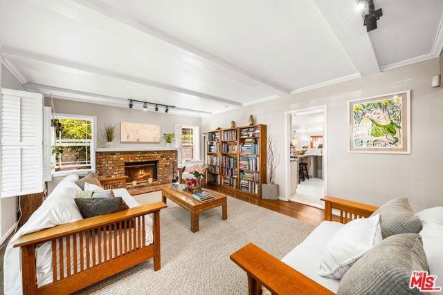 4963 Haskell Avenue, Encino CA: https://media.crmls.org/mediaz/d31eff93-70de-4449-8dbf-554e938f8384.jpg