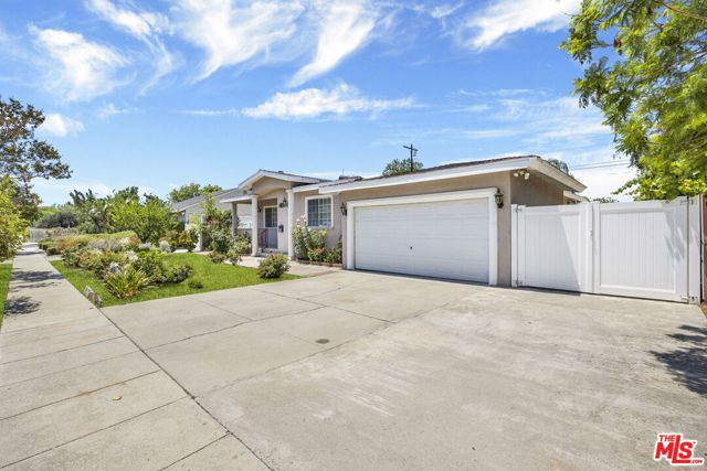 10109 Gloria Avenue, North Hills CA: https://media.crmls.org/mediaz/d31fa9b5-3962-4867-87af-e1865f98ccd6.jpg