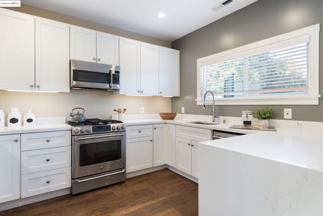 6528 Dover St, Oakland CA: https://media.crmls.org/mediaz/d31ff101-9713-4c6e-8266-0ba48efbbebc.jpg