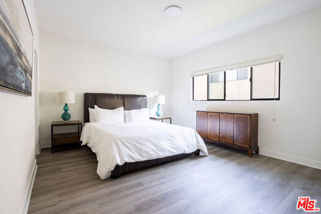 1823 N Fuller Avenue, Los Angeles CA: https://media.crmls.org/mediaz/d31ffdf2-49a7-4043-8a04-a0b7931b8fb6.jpg