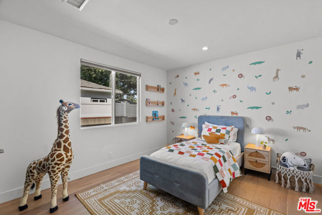 16820 Mccormick Street, Encino CA: https://media.crmls.org/mediaz/d3203867-015c-4c82-90ef-5a19f4693405.jpg