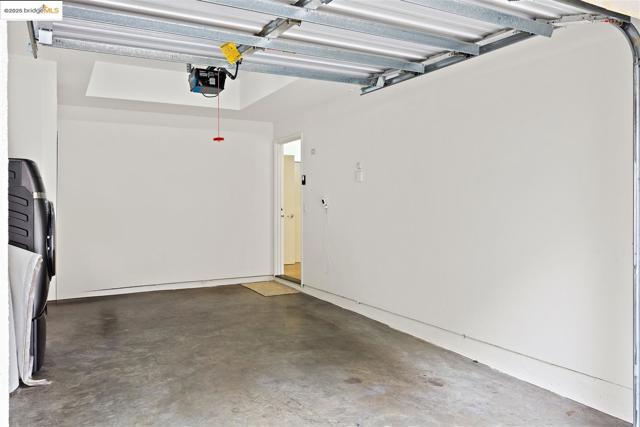 121 City Limits Cir, Emeryville CA: https://media.crmls.org/mediaz/d3205bb0-8bd3-4566-a602-5f0e78da0434.jpg