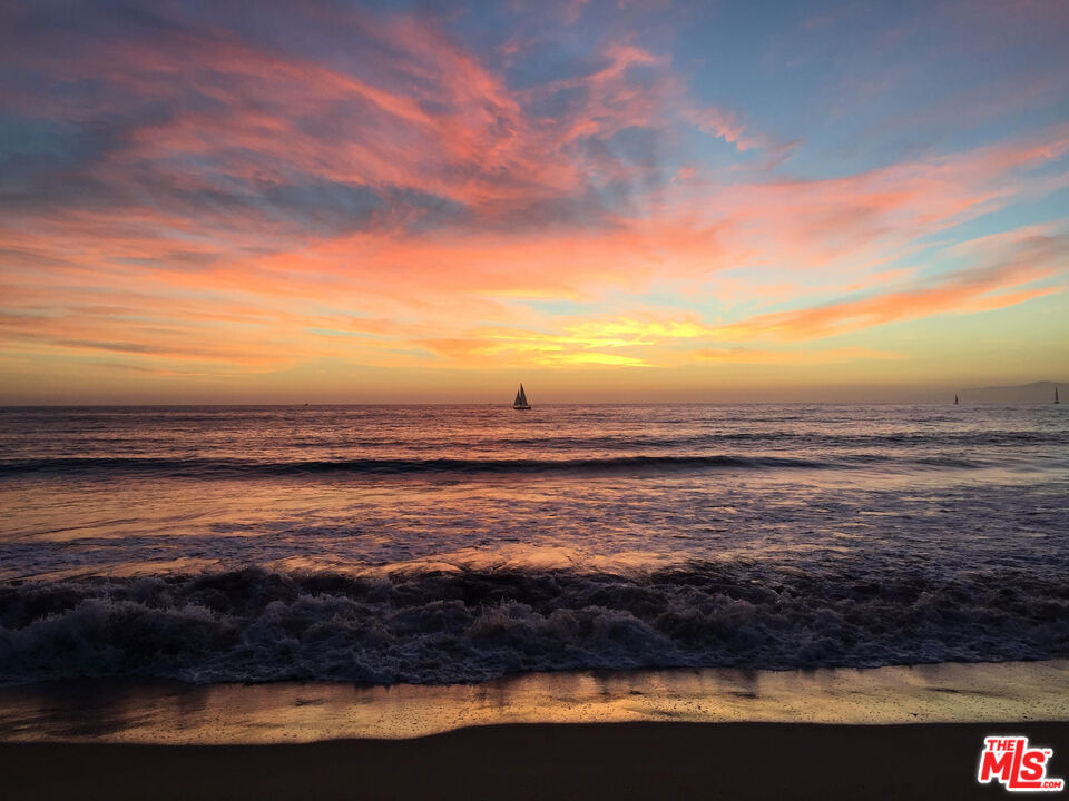 https://media.crmls.org/mediaz/d3216672-aa8a-44d4-b363-0bc36ab18515.jpg?preset=X-Large