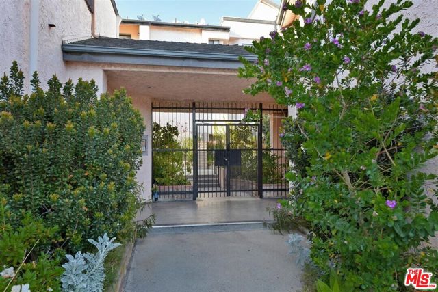 11911 Magnolia Boulevard, Valley Village CA: https://media.crmls.org/mediaz/d322830a-1716-4650-b5b7-0582c314f137.jpg