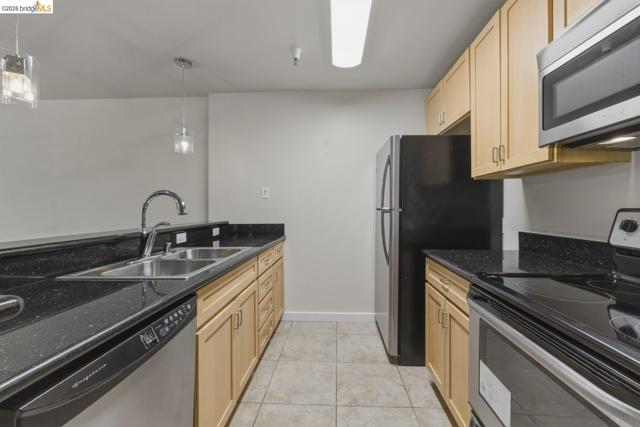 6400 Christie Ave, Emeryville CA: https://media.crmls.org/mediaz/d322e3a5-6ede-460a-92ce-1ba94ccce89a.jpg