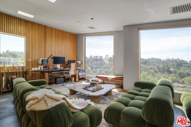 9152 Janice Place, Beverly Hills CA: https://media.crmls.org/mediaz/d322fbf6-2629-49a0-8ab1-1a957a90730e.jpg