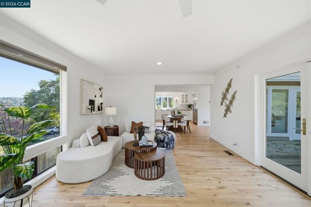 102 Hillcrest Dr, Orinda CA: https://media.crmls.org/mediaz/d3242afb-3966-49c2-b85a-a060421e6943.jpg