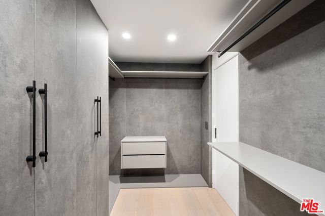 3290 N Knoll Drive, Los Angeles CA: https://media.crmls.org/mediaz/d3243068-d487-468e-b535-0d1c29251655.jpg