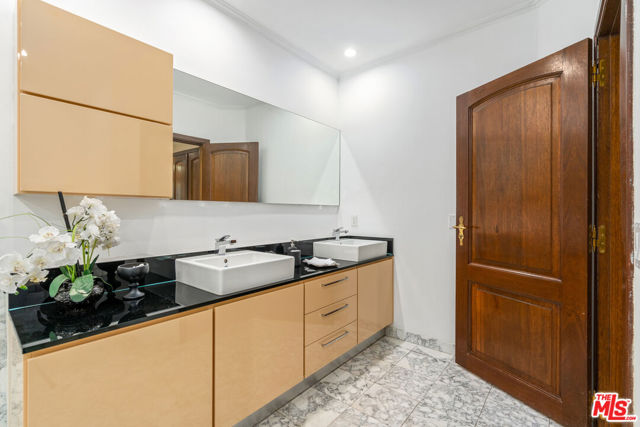 9249 Burton Way, Beverly Hills CA: https://media.crmls.org/mediaz/d3250e9e-7c50-44e6-bd71-32103acddf14.jpg