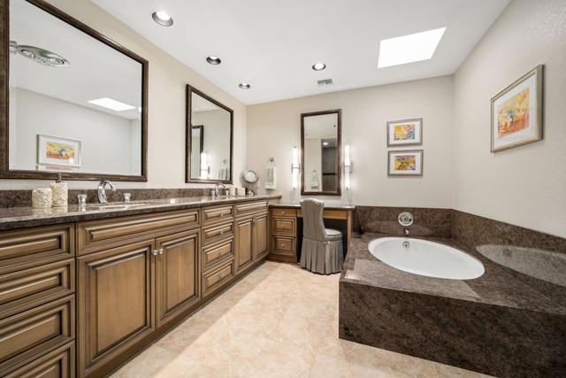 6 Oxford Court, Rancho Mirage CA: https://media.crmls.org/mediaz/d32511e4-e271-480e-83e2-d0a4ba18b9c1.jpg
