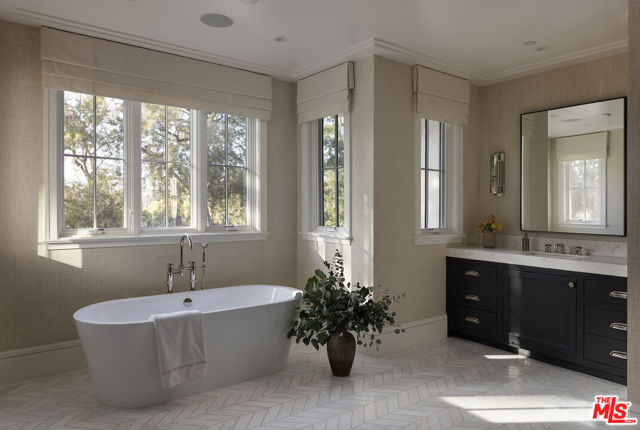 1628 Georgina Avenue, Santa Monica CA: https://media.crmls.org/mediaz/d3253a5a-3bd3-47d9-a8f3-f7c721470e32.jpg