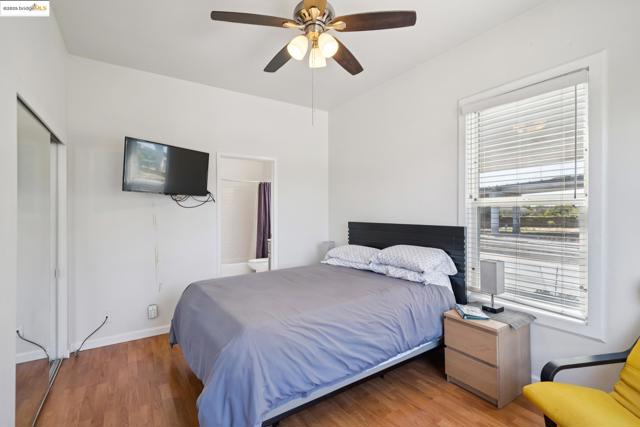 557 33Rd St, Oakland CA: https://media.crmls.org/mediaz/d325ad77-e92d-4bd0-82cc-cb83fbf5649e.jpg