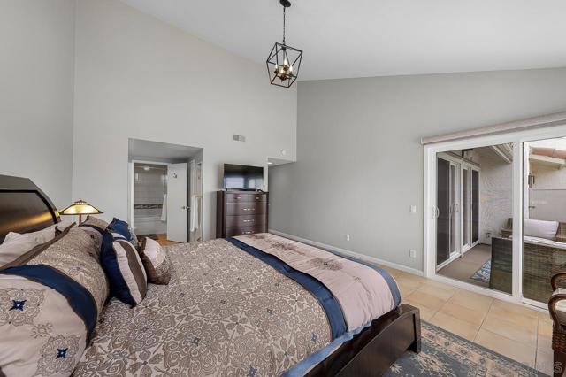 94 Kingston Ct W, Coronado CA: https://media.crmls.org/mediaz/d326c3c9-bef4-4ba2-bca2-10f1d1fded1d.jpg