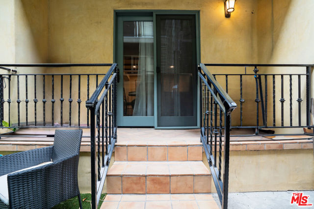 1331 N Sycamore Avenue, Los Angeles CA: https://media.crmls.org/mediaz/d326ea43-5b54-4a64-91e2-01c433541827.jpg