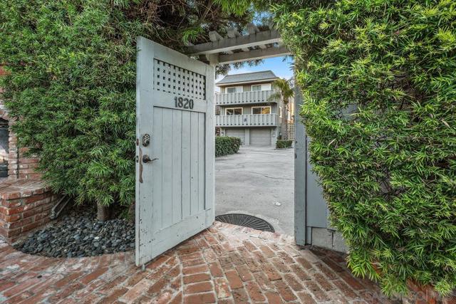 1820 Coast Blvd, Del Mar CA: https://media.crmls.org/mediaz/d327ab3c-dd63-4cad-b7b9-3b289962b287.jpg