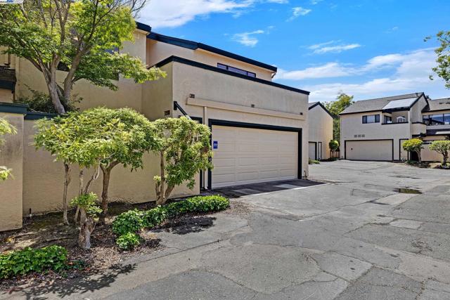 1014 Ironwood Rd, Alameda CA: https://media.crmls.org/mediaz/d327fca6-2b9a-44e4-9329-6c2d5e7b8fef.jpg