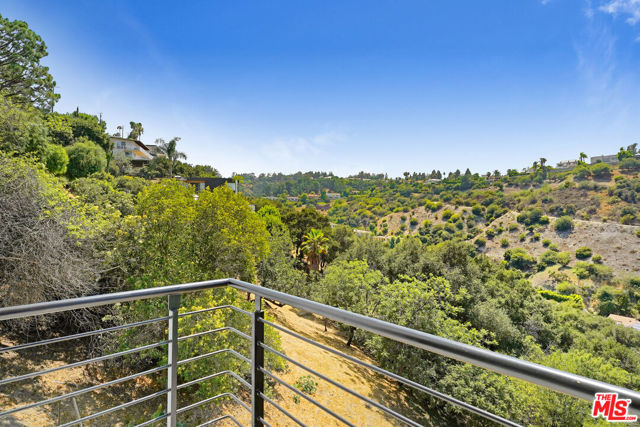 3761 Glenridge Drive, Sherman Oaks CA: https://media.crmls.org/mediaz/d3288452-b701-44d5-858d-7fc3808b8ec2.jpg