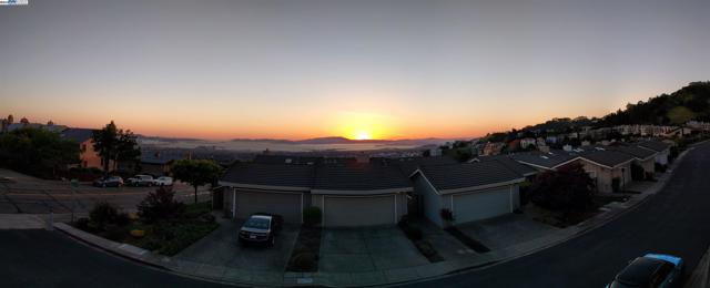 37 Binnacle Hl, Oakland CA: https://media.crmls.org/mediaz/d32899d3-6b84-44f1-9225-b8f3de910f43.jpg