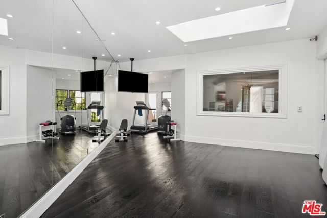 1600 Clear View Drive,  CA: https://media.crmls.org/mediaz/d328f4aa-a3b9-40e2-9f77-34c5578dfe48.jpg