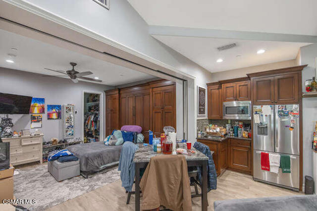 421 Whitegate Road, Thousand Oaks CA: https://media.crmls.org/mediaz/d3295b3d-97db-4841-a57a-6123cbad9353.jpg