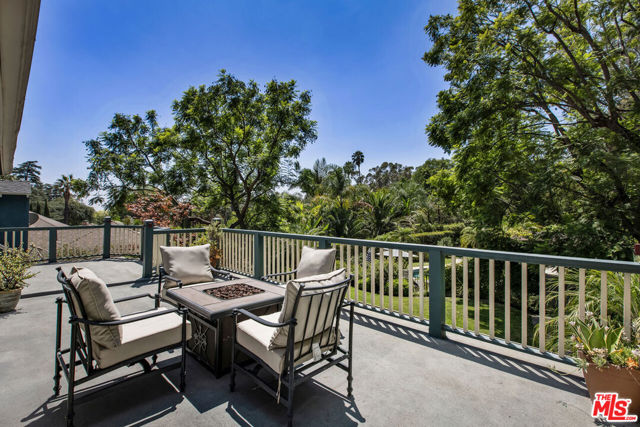 2555 N Altadena Drive, Altadena CA: https://media.crmls.org/mediaz/d3298cf1-5c68-40a5-b4ce-fb680530c9ca.jpg