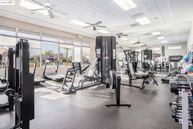 452 Tayberry Ln, Brentwood CA: https://media.crmls.org/mediaz/d32993b8-f675-4877-b535-ade48d40d952.jpg