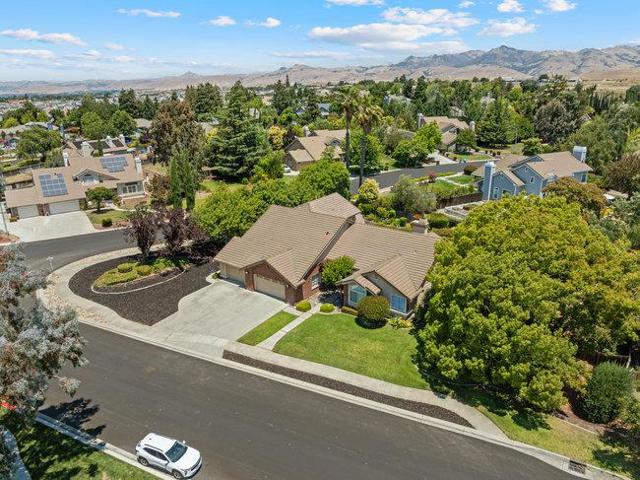 120 Tierra Del Sol, Hollister CA: https://media.crmls.org/mediaz/d329b670-cd04-4efe-ba4c-5b6931a98fea.jpg