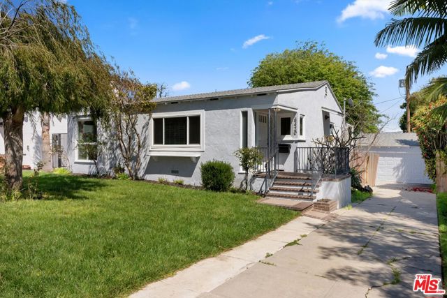 8420 Bleriot Avenue, Los Angeles CA: https://media.crmls.org/mediaz/d32b2dd9-f9ae-43ee-877f-da8db8c2fa1a.jpg