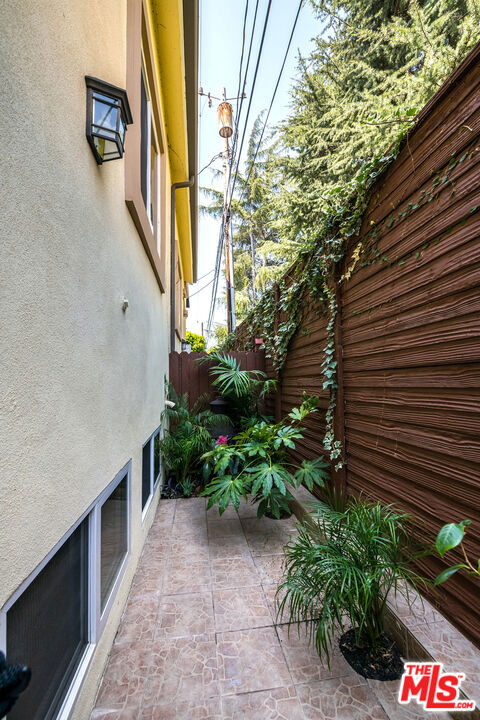https://media.crmls.org/mediaz/d32b3141-1a63-4095-b050-c7e082e99507.jpg?preset=X-Large