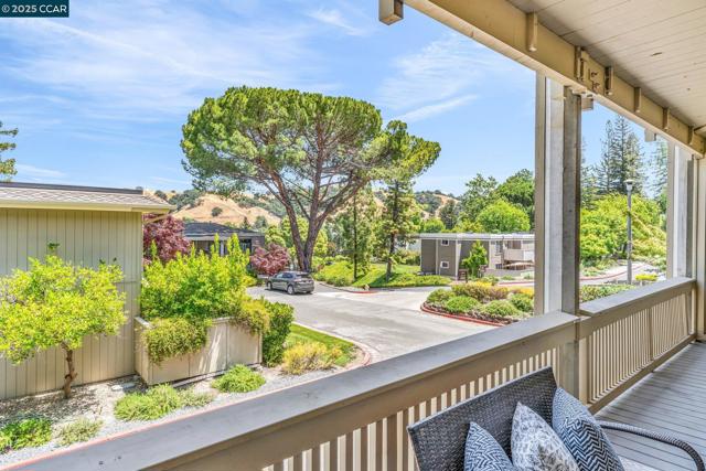 1200 Canyonwood Ct, Walnut Creek CA: https://media.crmls.org/mediaz/d32b3e9a-d10d-488e-acff-3321202e6c41.jpg