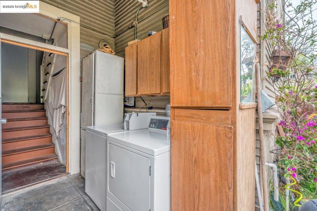 5537 Claremont Ave, Oakland CA: https://media.crmls.org/mediaz/d32c0dbf-648b-426c-93ad-cb64712c3e7d.jpg