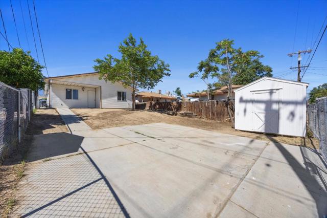 132 Center, Taft CA: https://media.crmls.org/mediaz/d32d659e-3569-46a9-bd06-d377fee7032f.jpg
