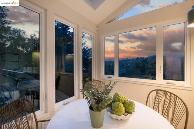 6566 Chelton Dr, Oakland CA: https://media.crmls.org/mediaz/d32e1d62-88ae-43b0-817c-33eb63437bcf.jpg